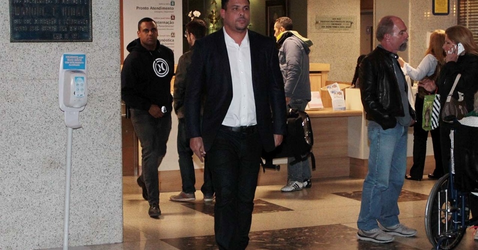 19.jun.2014- Ronaldo Fenômeno visita Wanessa e Marcus Buaiz no hospital para conhecer João Francisco