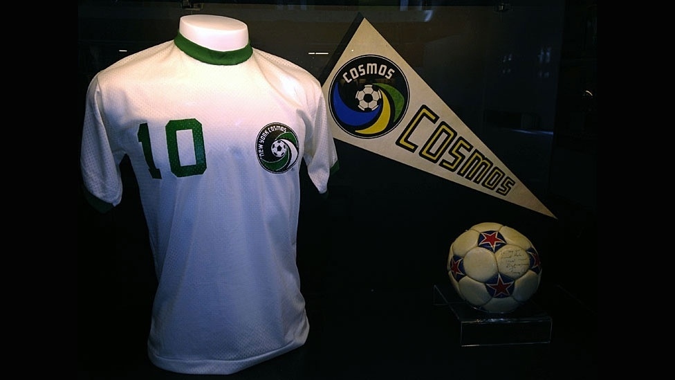 Camisa de quando Pelé jogava pelo Cosmos está exposta no Museu Pelé, em Santos - Marcelo Rovai/Secretaria de Turismo de Santos