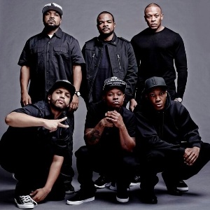 Dr. Dre e Ice Cube, com o elenco e o diretor de "Straight Outta Compton", cinebiografia do NWA - Reprodução