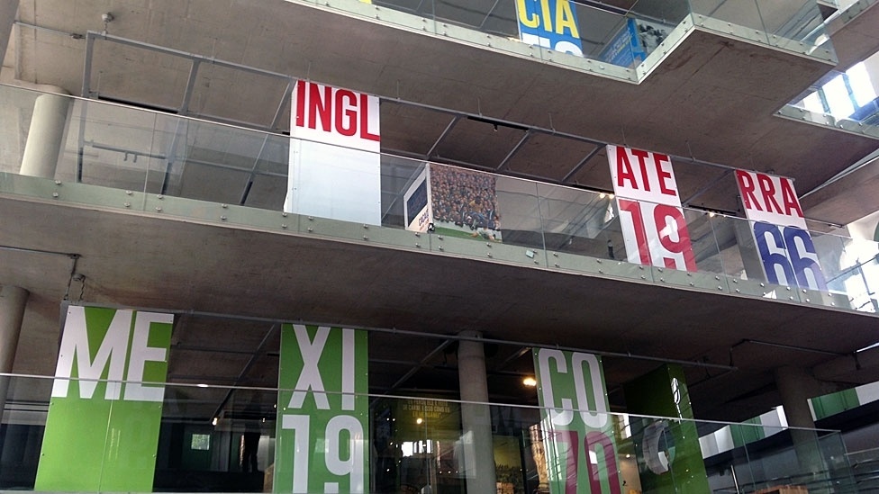 O museu conta com vários pavimentos, onde estão mais de 2,3 mil peças, de documentos e fotos a camisas de times e objetos pessoais de Pelé - Marcelo Rovai/Secretaria de Turismo de Santos