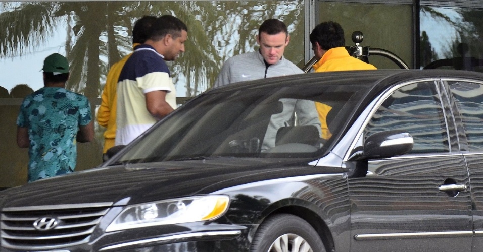 20.jun.2014 - O atacante Rooney é visto deixando o hotel, em São Conrado, no Rio de Janeiro, após eliminação da Inglaterra na Copa do Mundo em jogo contra  a Croácia