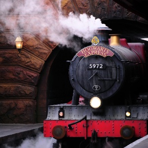 20.jun.2014 - O trem Expresso de Hogwarts, que liga a Universal Studios com a Island of Advendure, durante pré-estreia de "O Mundo Mágico de Harry Potter - o Beco Diagonal", no Universal Orlando Resort, em Orlando - REUTERS/David Manning