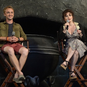 20.jun.2014 - Tom Felton e Helena Bonham Carter dão entrevista em "O Mundo Mágico de Harry Potter - o Beco Diagonal", no Universal Orlando, na Florida - Gustavo Caballero/Getty Images/AFP