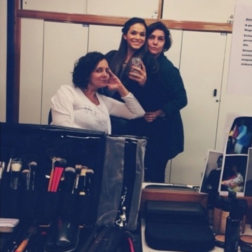 20.jun.2014- Bruna Marquezine publica foto nos bastidores de "Em Família" com maquiadoras antes de gravar cenas de sua personagem Luiza