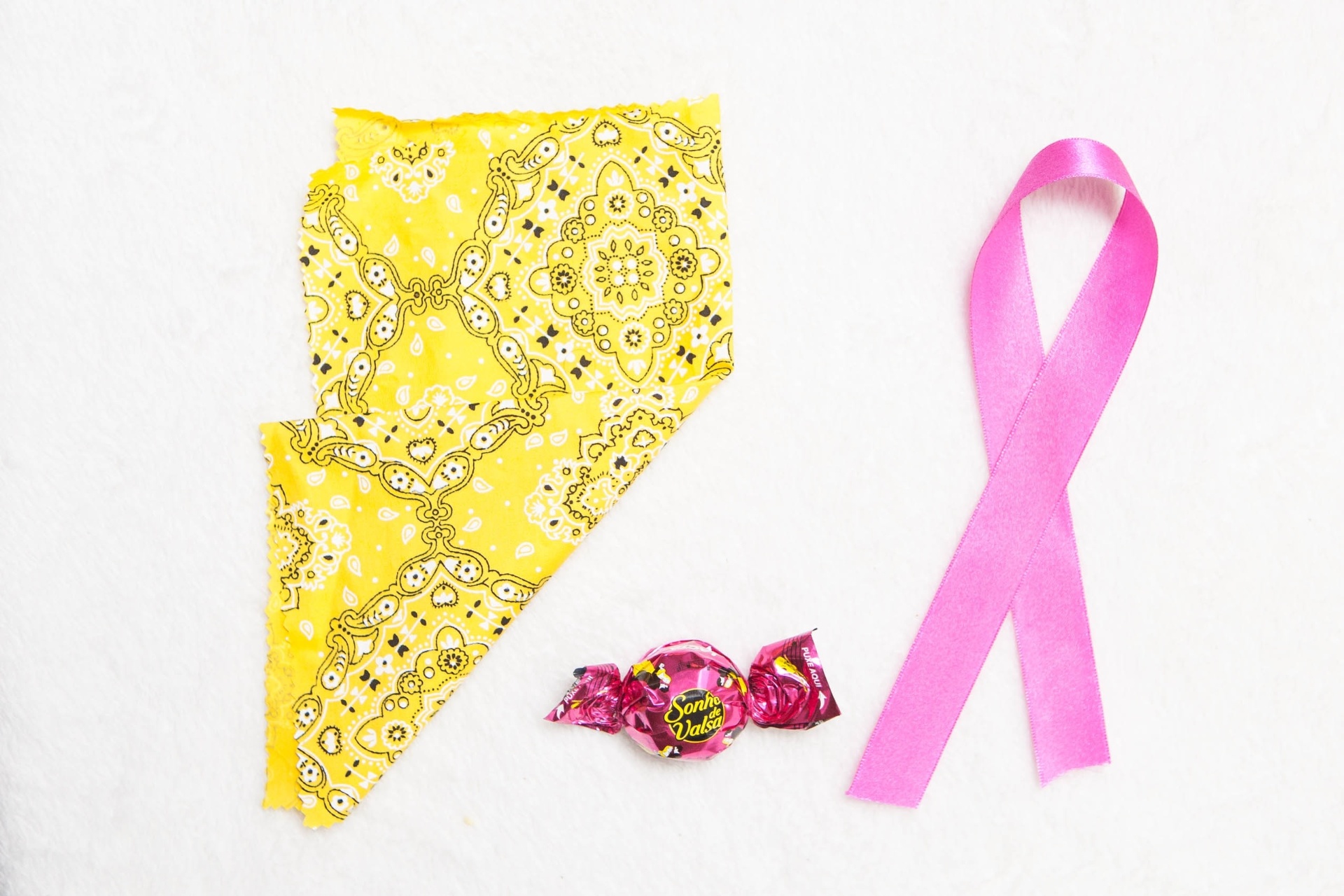 Para enfeitar a mesa do bolo, Marcela de Castro, do Frescurinhas Personalizadas, fez trouxinhas com tecidos coloridos. Para reproduzir a ideia, você vai precisar de retalhos de tecido colorido, fita de cetim e bombons - Rodrigo Capote/UOL