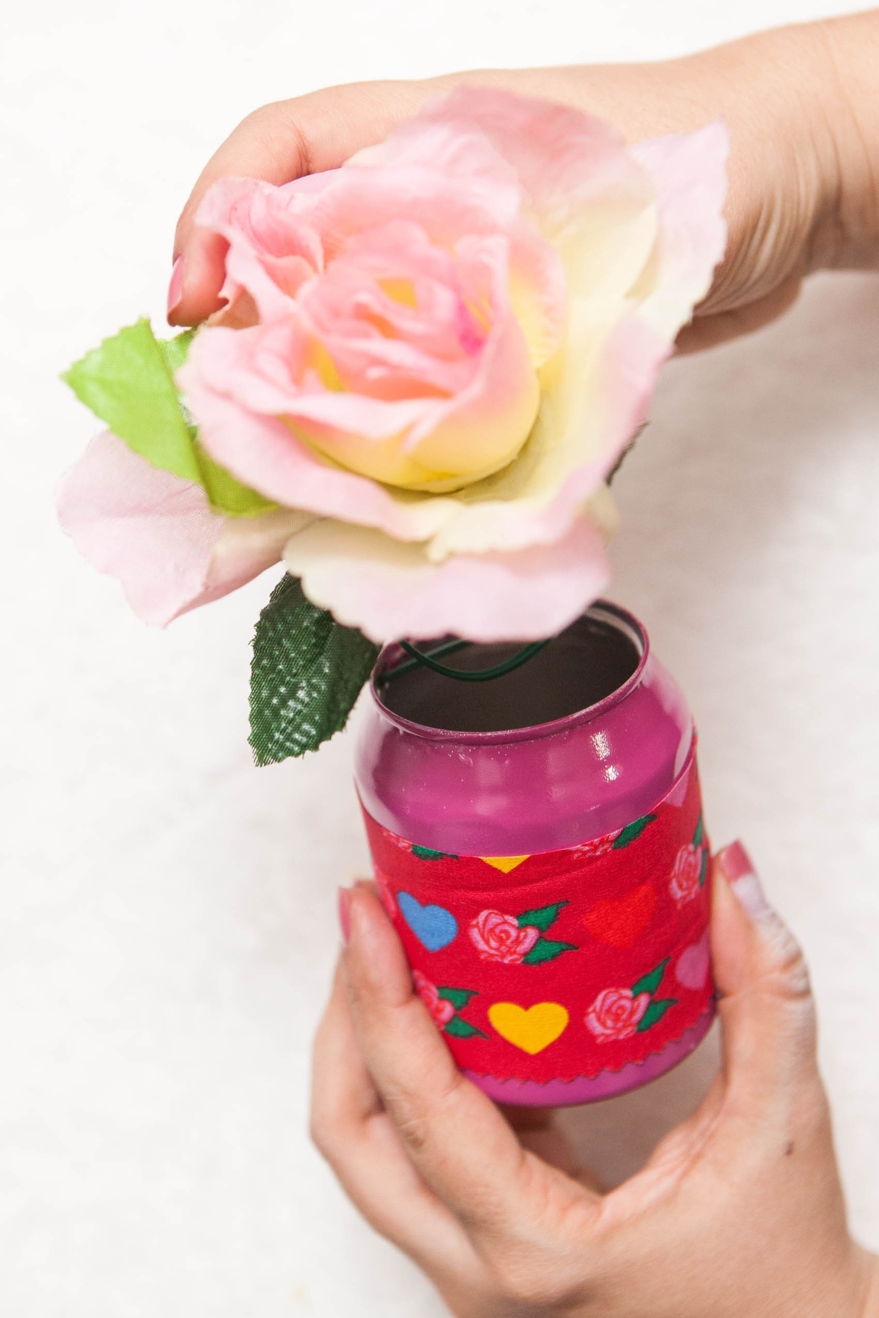 Depois, é só colocar as flores dentro da lata e está pronto um enfeite para a mesa da festa de aniversário - Rodrigo Capote/UOL