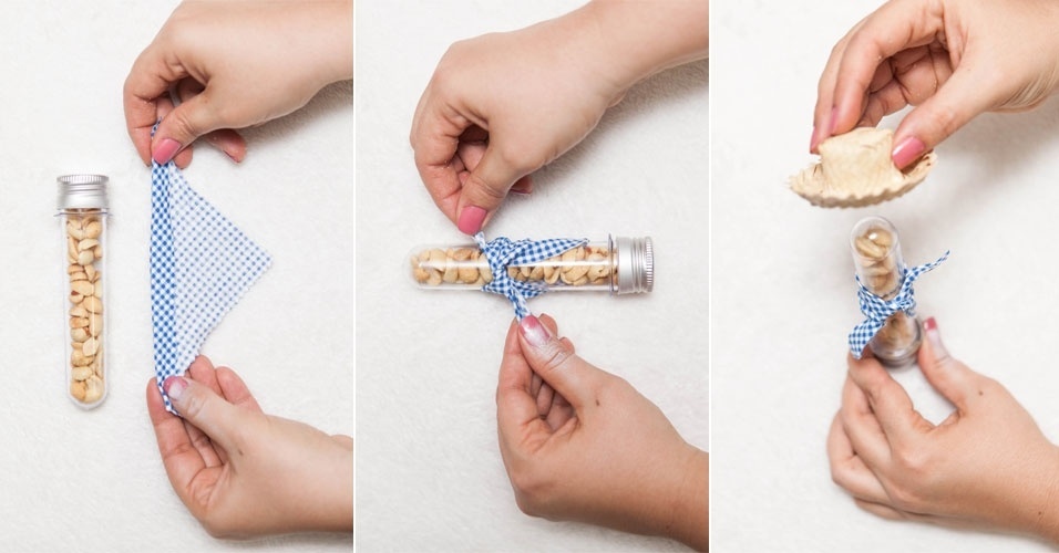 Recheie o tubete com o amendoim torrado. Pegue o tecido, faça uma pequena dobra no maior lado. Depois amarre-o no tubo, como indicado na foto - Rodrigo Capote/UOL