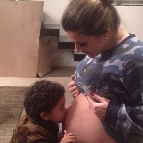 20.jun.2014 - Dani Souza visitou sua amiga, Mirella Santos, que está grávida de sete meses de uma menina. A modelo postou em seu Instagram uma foto do filho, Bruno Lucas, beijando a barriga da madrinha