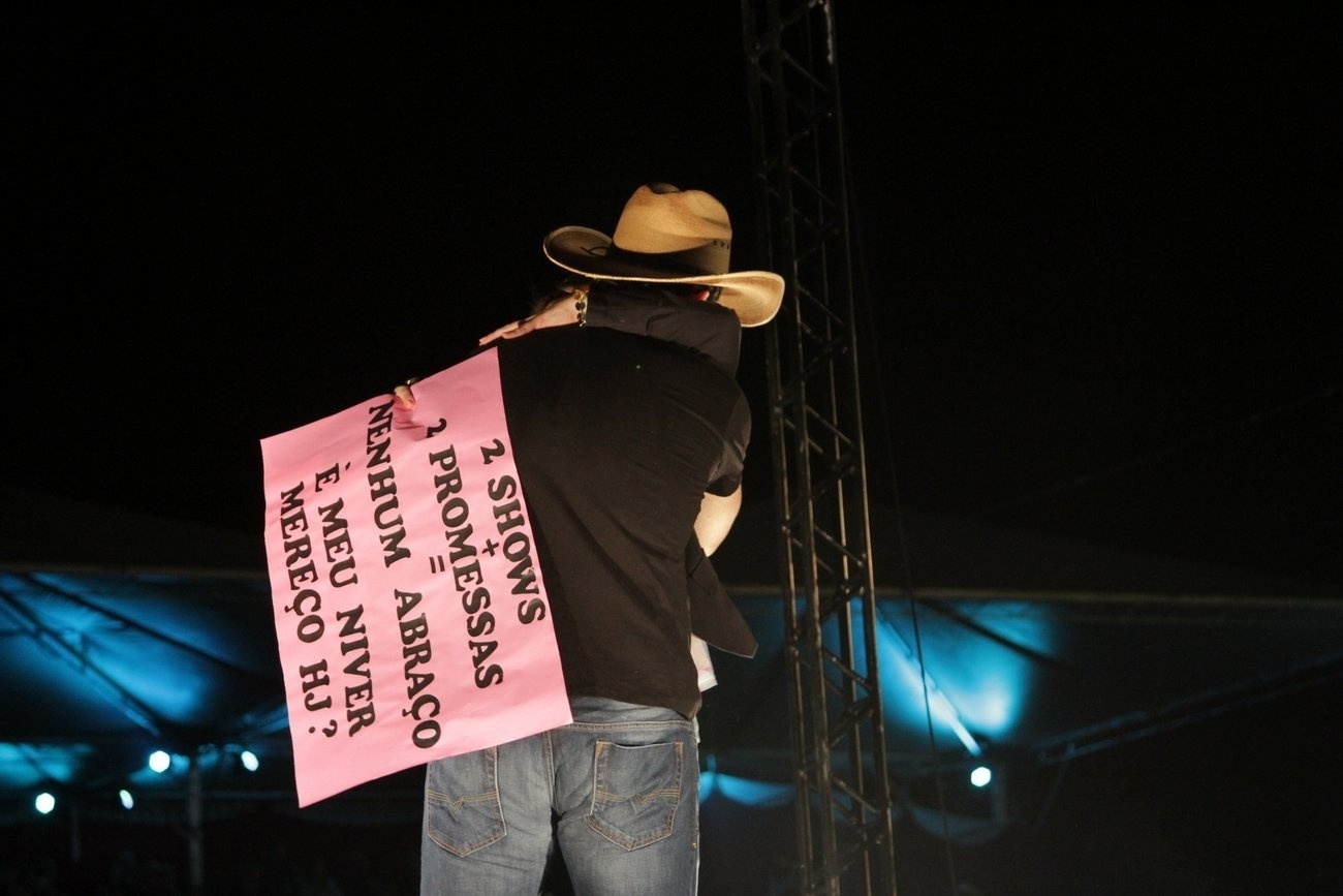 20.jun.2014 - Dupla sertaneja Fernando & Sorocaba faz show na 29ª Festa do Peão de Boiadeiro e Rodeio de Extrema (MG) - Denilson Santos/AgNews