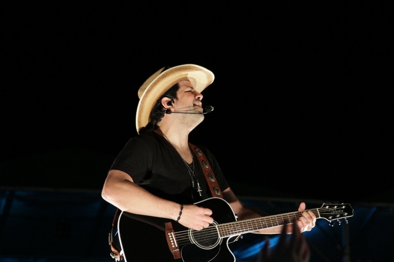 20.jun.2014 - Dupla sertaneja Fernando & Sorocaba faz show na 29ª Festa do Peão de Boiadeiro e Rodeio de Extrema (MG) - Denilson Santos/AgNews