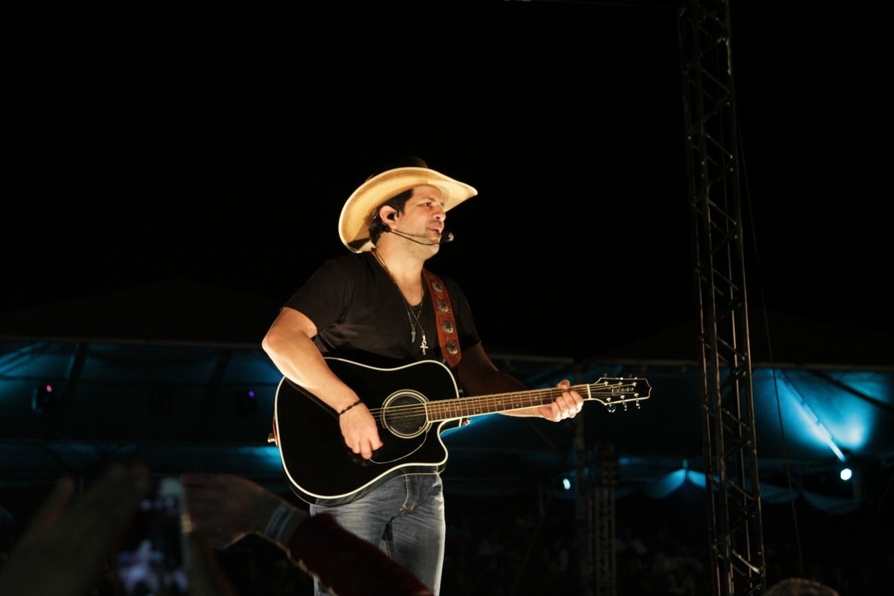 20.jun.2014 - Dupla sertaneja Fernando & Sorocaba faz show na 29ª Festa do Peão de Boiadeiro e Rodeio de Extrema (MG) - Denilson Santos/AgNews