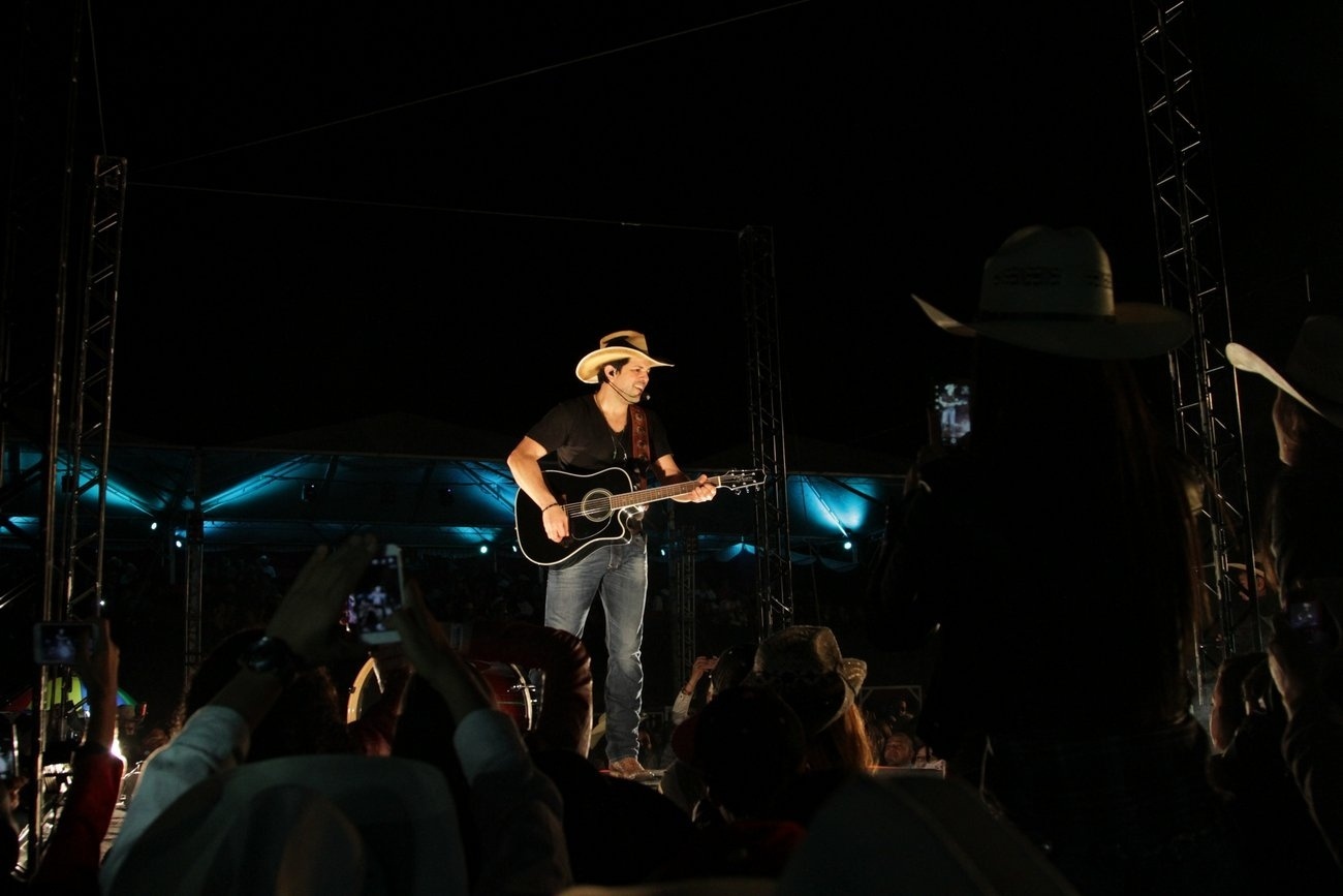 20.jun.2014 - Dupla sertaneja Fernando & Sorocaba faz show na 29ª Festa do Peão de Boiadeiro e Rodeio de Extrema (MG) - Denilson Santos/AgNews