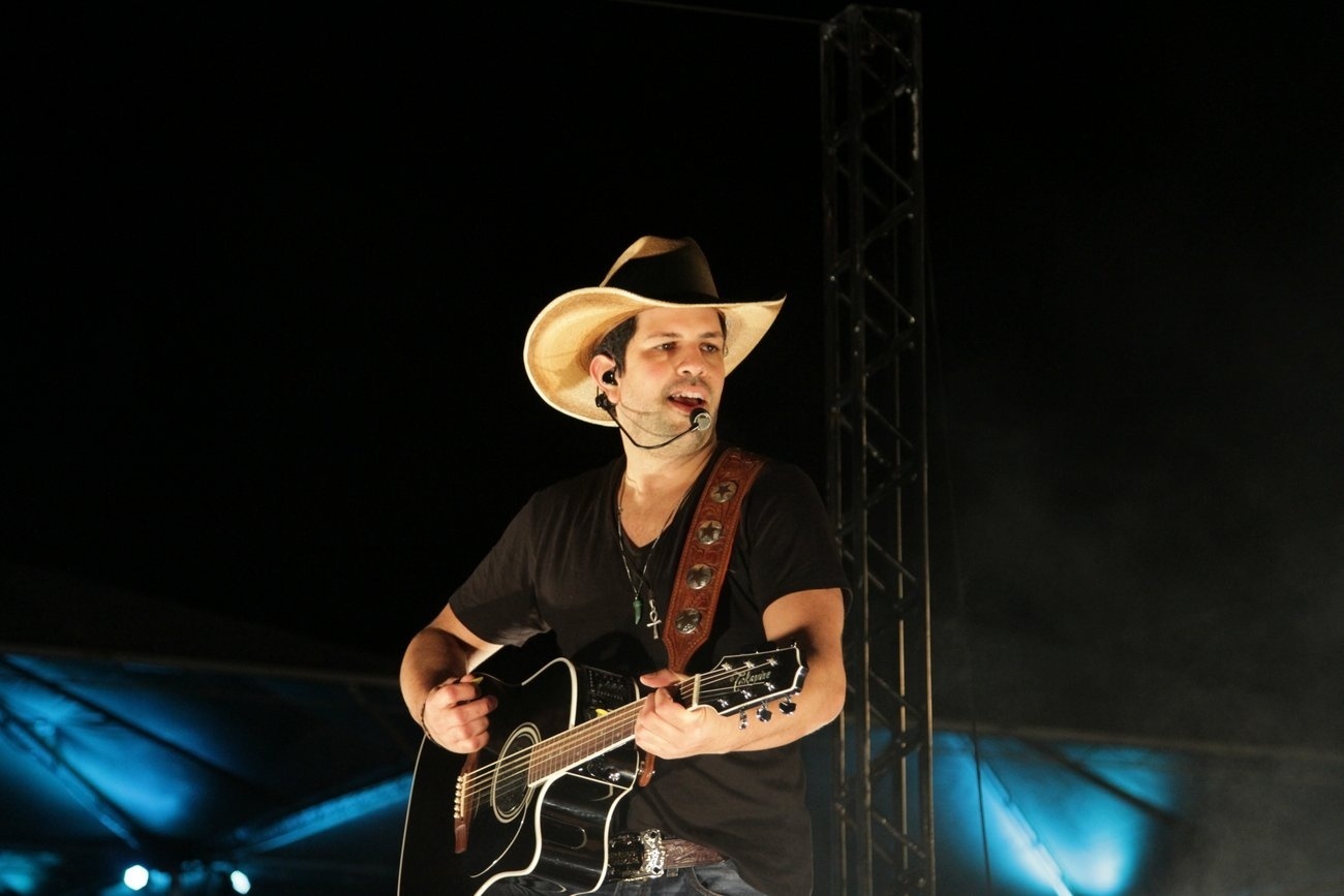 20.jun.2014 - Dupla sertaneja Fernando & Sorocaba faz show na 29ª Festa do Peão de Boiadeiro e Rodeio de Extrema (MG) - Denilson Santos/AgNews