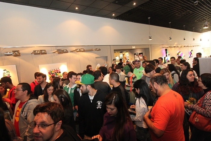 22.jun.2014 - Fãs fazem fila em livraria para ver o ator Edgar Vivar, famoso por interpretar os personagens Sr. Barriga e Nhonho do seriado "Chaves" - Rodrigo Zerner/AgNews
