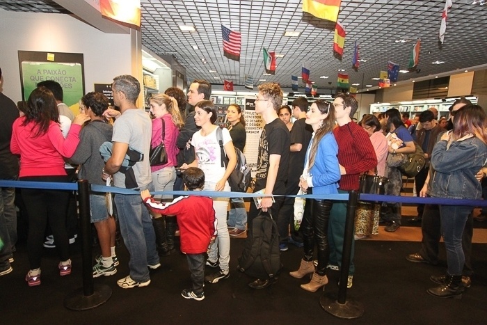 22.jun.2014 - Fãs fazem fila em livraria para ver o ator Edgar Vivar, famoso por interpretar os personagens Sr. Barriga e Nhonho do seriado "Chaves" - Rodrigo Zerner/AgNews