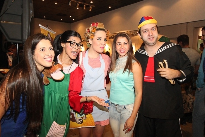 22.jun.2014 - Fãs se fantasiam em livraria para ver o ator Edgar Vivar, famoso por interpretar os personagens Sr. Barriga e Nhonho do seriado "Chaves" - Rodrigo Zerner/AgNews