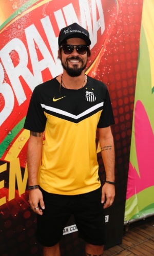 22.jun.2014 - O ator Paulinho Vilhena foi ao Brahma Deck antes de Rússia x Bélgica no Maracanã com a camisa do Santos