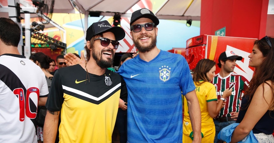 22.jun.2014 - Os atores Paulo Vilhena e Rodrigo Hilbert se encontram no Maracanã antes da partida Rússia x Bélgica. Eles escolheram as camisas do Santos e do Brasil, respectivamente, para acompanhar a partida