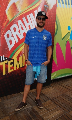 22.jun.2014 - Rodrigo Hilbert vestiu a camisa da seleção brasileira para acompanhar a partida entre Rússia e Bélgica no Maracanã, no Rio de Janeiro