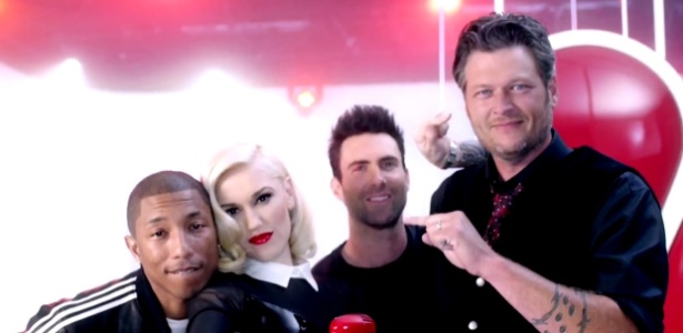 Gwen Stefani e Pharell aparecem ao lado de Adam Levine e Blake Shelton