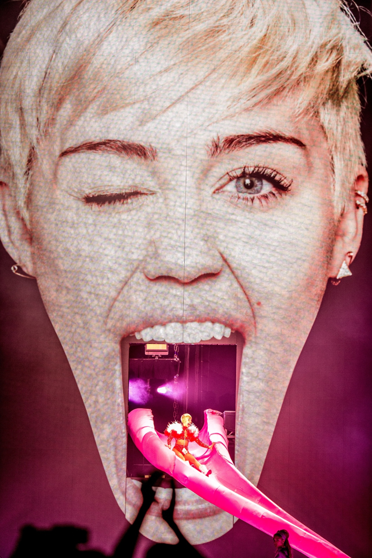 20.fev.2014 - Miley Cyrus brinca de escorregador durante show da Bangerz Turnê em Anaheim, na California - Getty Images