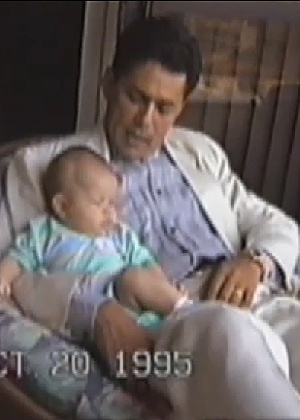 22.jun.2014 - Imagens do cantor Leandro com a filha Lyandra em vídeo de outubro de 1995 exibido pelo "Domingo Espetacular" - Reprodução/TV Record - Reprodução/TV Record