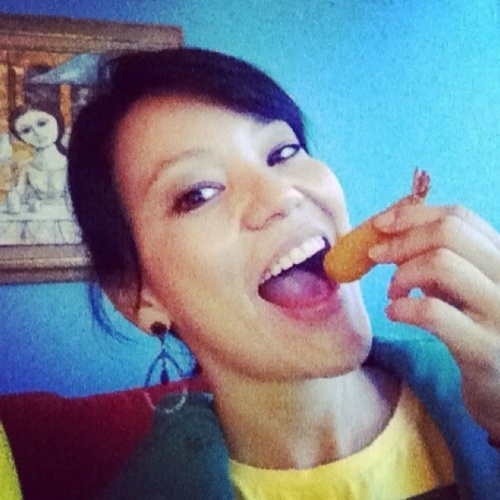23.jan.2014 - Geovanna Tominaga posta foto comendo bolinho de camarão durante a partida entre Brasil e Camarões