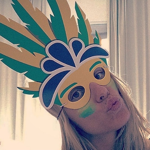 23.jun.2014 - A atriz Carolina Dieckmann postou imagem usando máscara verde e amarela para torcer pelo Brasil contra o time de Camarões pela Copa