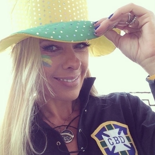 23.jun.2014 - Adriane Galisteu usou blusa do Brasil e chapéu verde e amarelo para torcer pela seleção contra Camarões