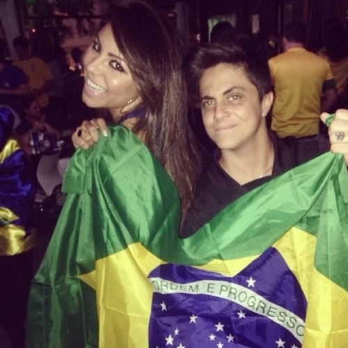 23.jun.2014 - Andressa Ferreira posta foto ao lado da namorada Thammy Miranda torcendo pelo Brasil