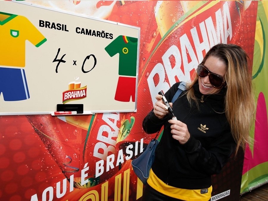 23.jun.2014 - Esperançosa, Danielle Winits acredita que o Brasil vai mandar o time de Camarões para casa com uma goleada de 4 a 0