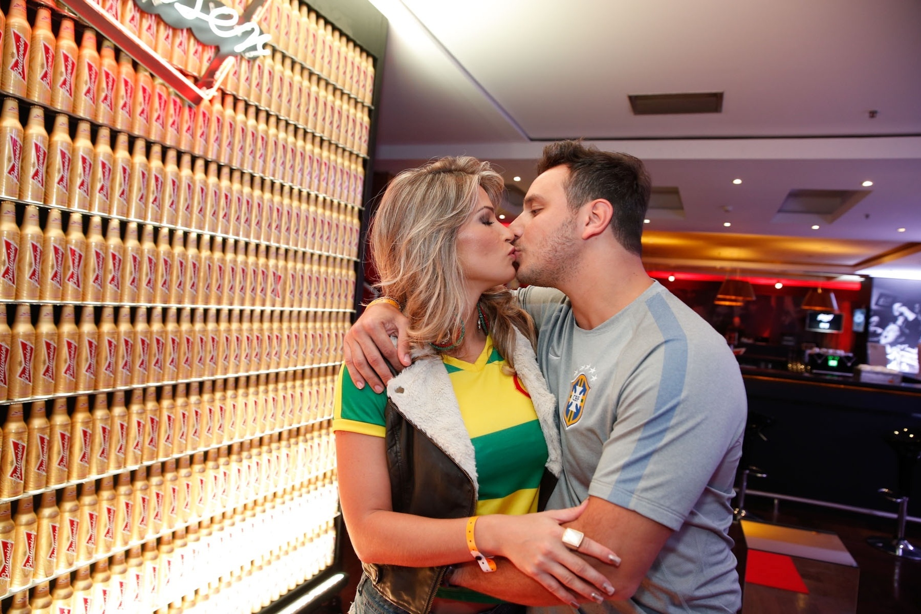 23.jun.2014 - Ex-BBB Fani Pacheco beija o namorado Leandro Fernandes em festa do jogo do Brasil 