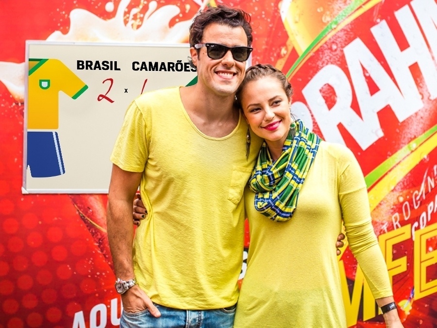 23.jun.2014 - Joaquim Lopes e Paolla Oliveira posam para foto. O casal aposta em um placar de 2 a 1 a favor do Brasil em jogo contra Camarões