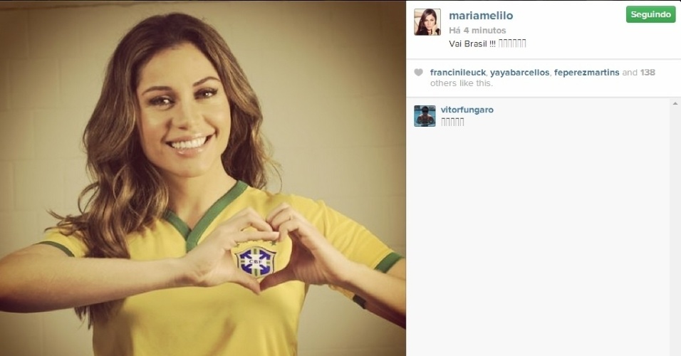 23.jun.2014 - Maria Melilo veste a camisa do Brasil e faz coração na torcida pela Seleção no jogo contra Camarões: 