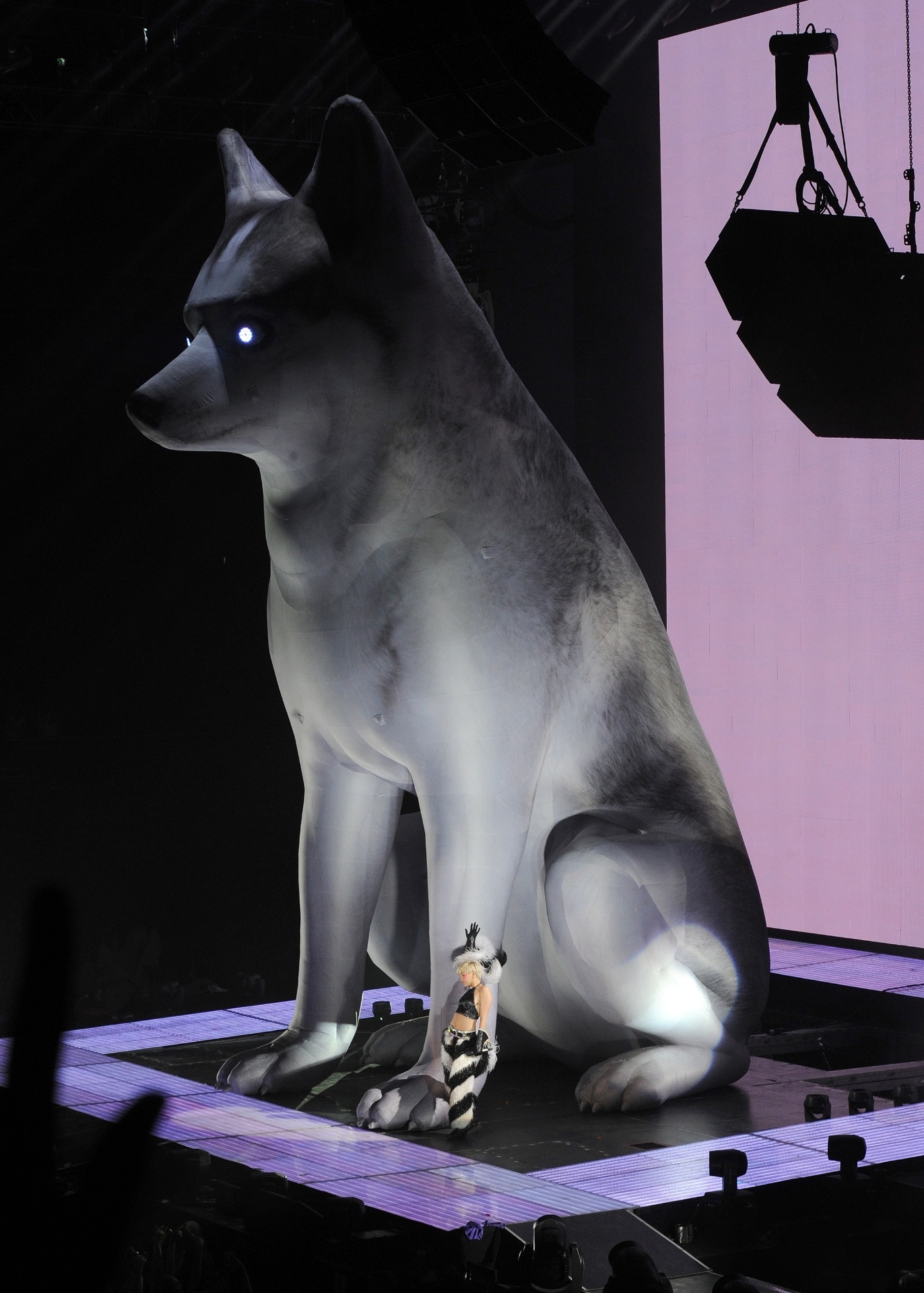 23.jun.2014 - Miley Cyrus apresenta show da turnê Bangerz em Amsterdã, na Holanda - SplashNews