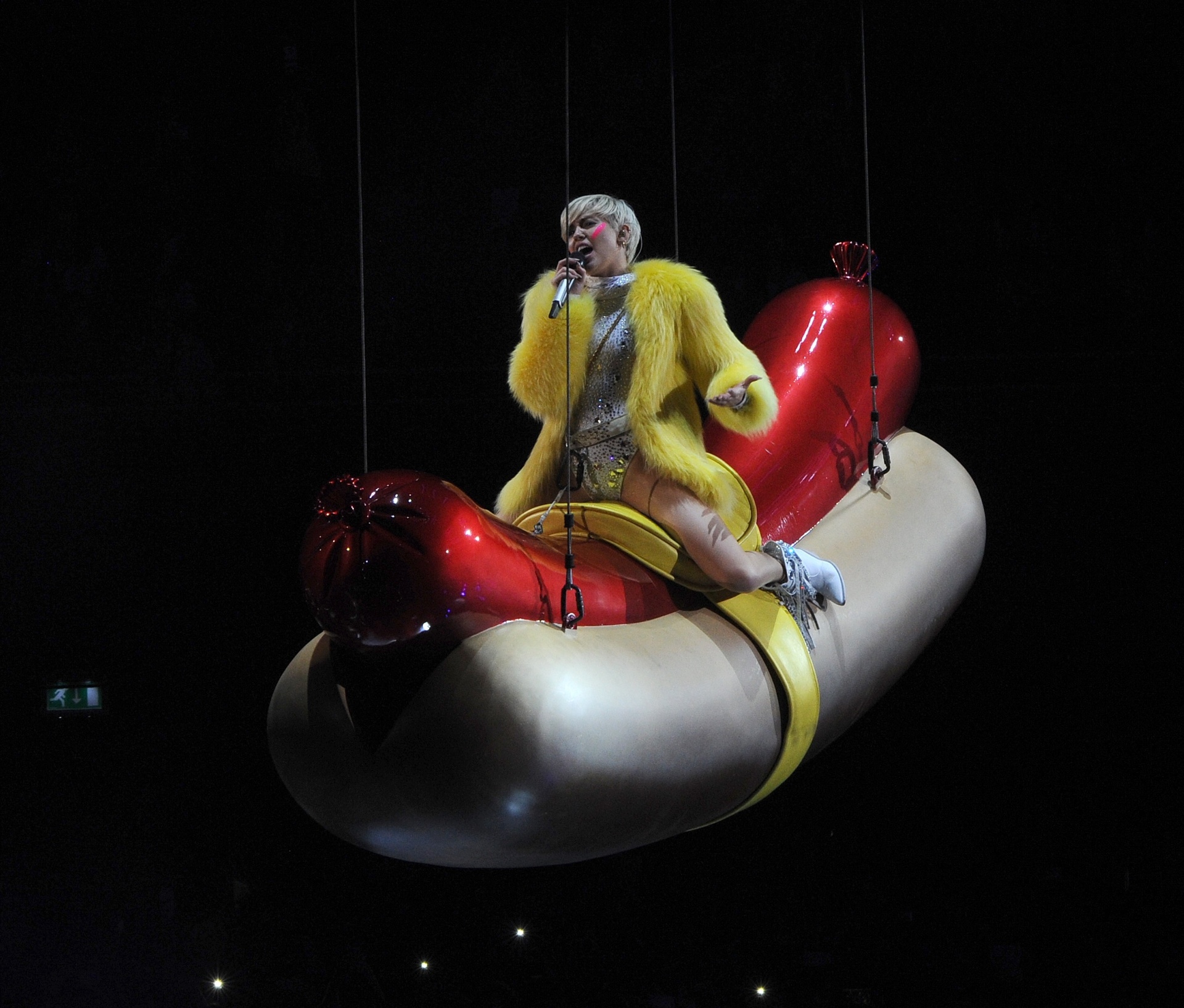 23.jun.2014 - Miley Cyrus apresenta show da turnê Bangerz em Amsterdã, na Holanda - SplashNews