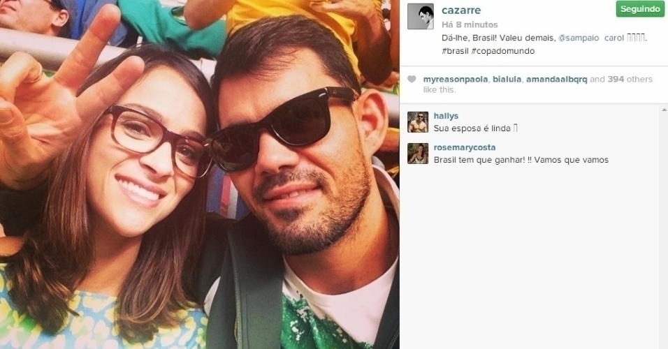23.jun.2014 - O ator Juliano Cazarré e a mulher Carol Sampaio torcem para o Brasil no Estádio Nacional em Brasília