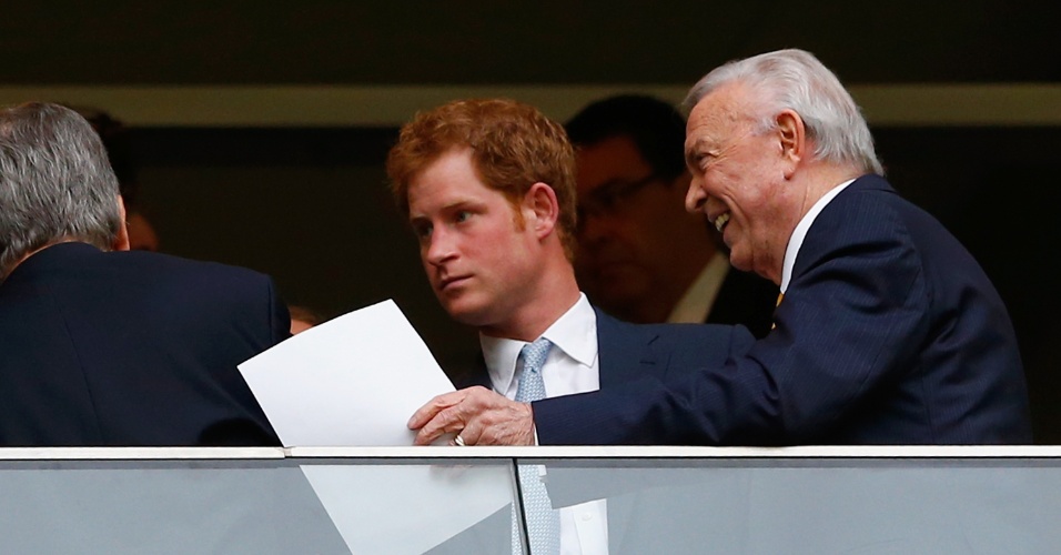 23.jun.2014 - Príncipe Harry é recebido pelo presidente da CBF, Jose Maria Marin, em camarote do jogo Brasil x Camarões, no Estádio Nacional, em Brasília
