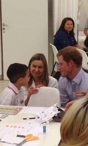 23.jun.2014 - Príncipe Harry fala com menino no hospital e centro de reabilitação Sarah, no Lago norte, em Brasília