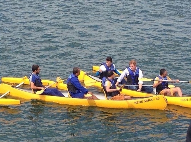 23.jun.2014 - Príncipe Harry faz exercícios de canoagem com pacientes da Rede Sarah no Lago Paranoá, em Brasília