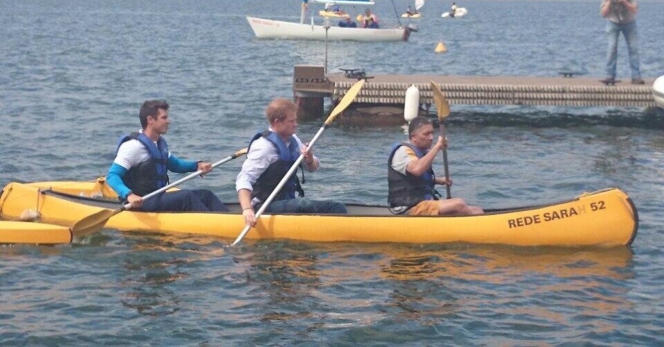 23.jun.2014 - Príncipe Harry faz exercícios de canoagem com pacientes da Rede Sarah no Lago Paranoá, em Brasília