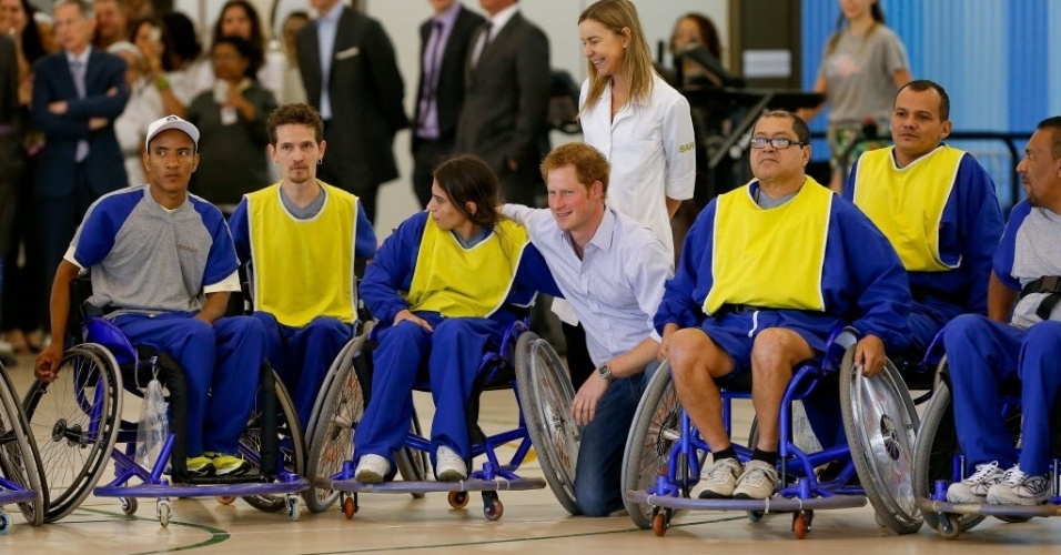23.jun.2014 - Príncipe Harry posa com pacientes do hospital e centro de reabilitação Sarah, no Lago norte, em Brasília