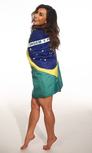 23.jun.2014 - Sabrina Sato se enrola na bandeira do Brasil para assistir ao jogo da Seleção contra Camarões