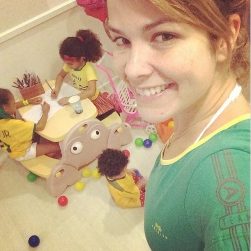 23.jun.2014 - Samara Felippo posta foto das filhas Alícia e Lara se divertindo no intervalo do jogo entre Brasil x Camarões