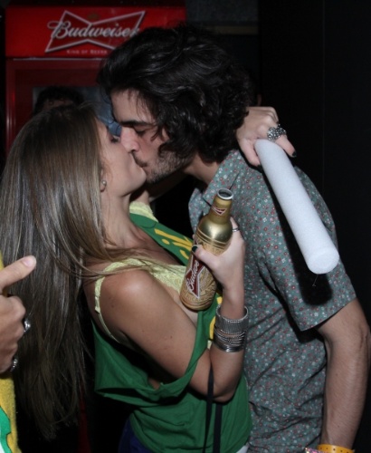 23.jun.2014 - Separado da atriz Sophia Abrahão há cerca de dois meses, Fiuk beija loira em festa de cervejaria no Rio de Janeiro