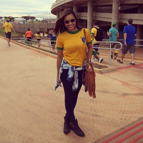 23.jun.2014 - Thaissa Carvalho, namorada do jogador Daniel Alves, postou fotos chegando ao Estádio Nacional em Brasília para assistir a Brasil x Camarões
