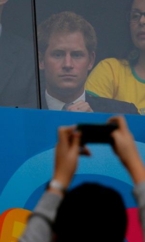 23.jun.2014 - Torcedor tira fotos do Príncipe Harry em camarote para ver Brasil x Camarões, no Estádio Nacional, em Brasília