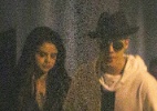 Justin e Selena são fotografados de mãos dadas em estúdio de Los Angeles - AKM-GSI 
