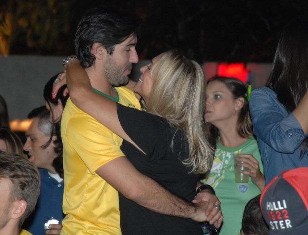 23.6.2014- Susana Vieira e Sandro Pedroso assistem jogo do Brasil e Camarões em clima de romance no Hotel Tivoli São Paulo 