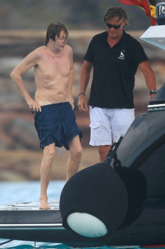 23.jun.2014 - Após dar um mergulho no mar de Ibiza, na Espanha, Paul McCartney abaixa o calção. O cantor aproveitou um dia de folga em um iate ao lado da mulher, Nancy Shevell, e de amigos